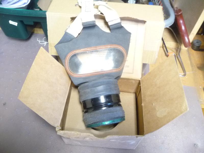 BRITISH WW2 CIVILIAN GAS MASK & CARTON