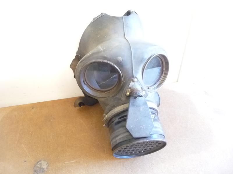 BRITISH WW2 CIVILIAN DUTY GAS MASK - 1941